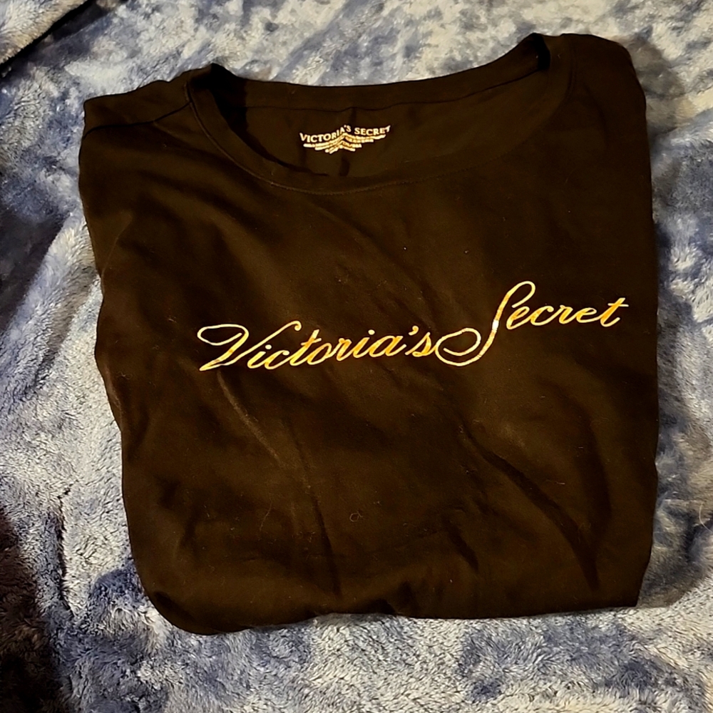 Black tee-shirt..Victoria Secret ♡